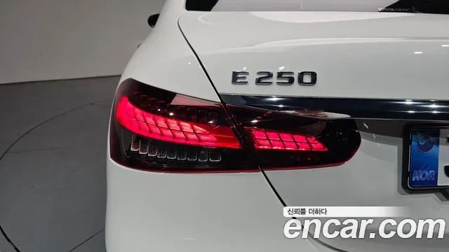 Mercedes-Benz E-Class 2023 — фото 8