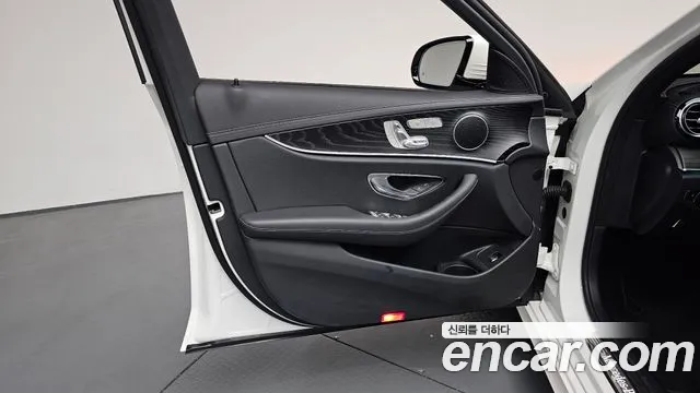 Mercedes-Benz E-Class 2023 — фото 13