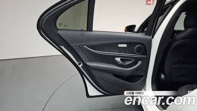 Mercedes-Benz E-Class 2023 — фото 14