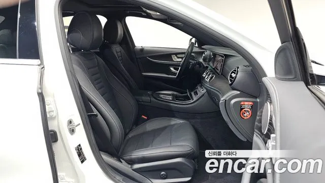 Mercedes-Benz E-Class 2023 — фото 15