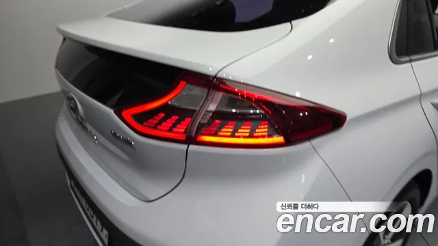 Hyundai Ioniq 2017 — фото 9