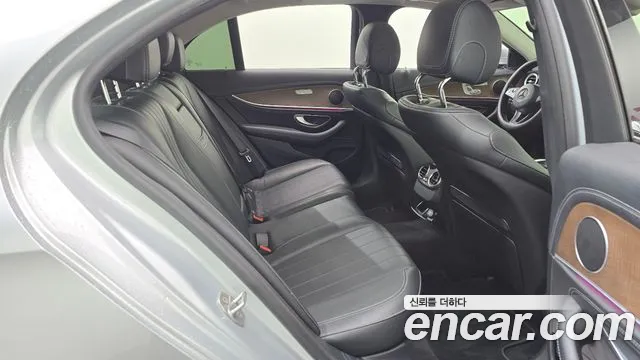 Mercedes-Benz E-Class 2017 — фото 18