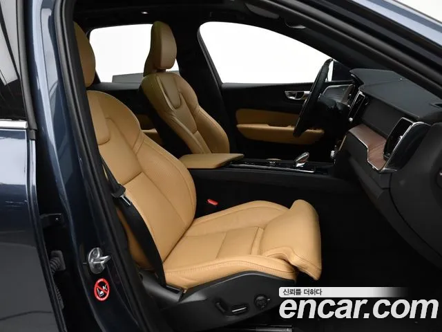 Volvo XC60 2023 — фото 10