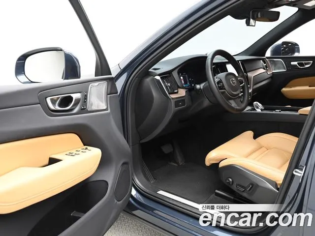 Volvo XC60 2023 — фото 11