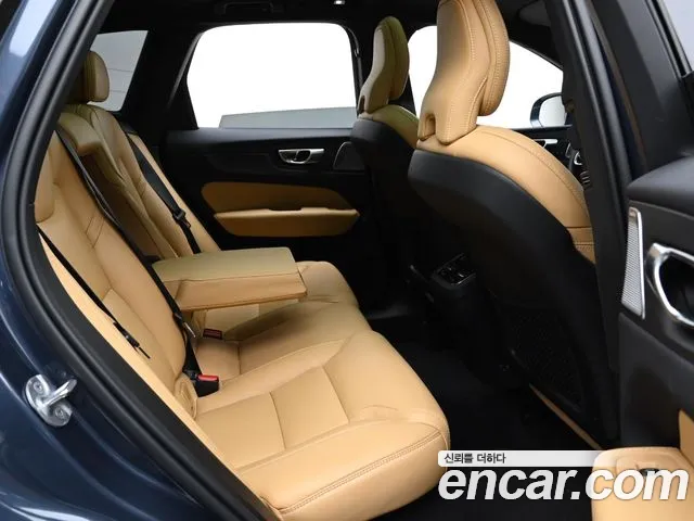 Volvo XC60 2023 — фото 12