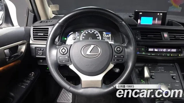 Lexus CT200h 2020 — фото 13