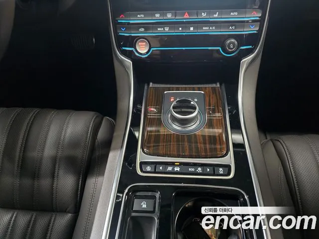 Jaguar XF 2019 — фото 12