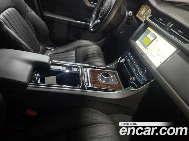 Jaguar XF 2019 — фото 18