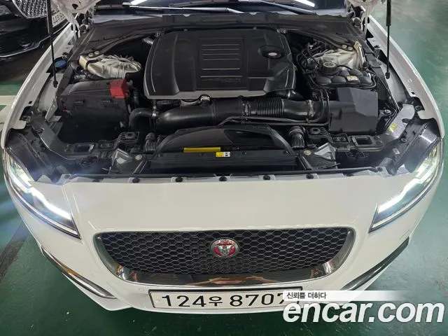 Jaguar XF 2019 — фото 20