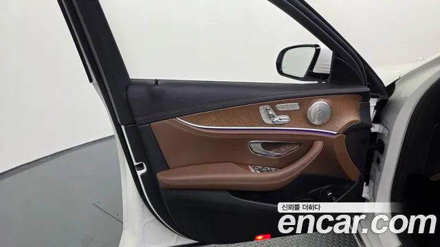 Mercedes-Benz E-Class 2022 — фото 14