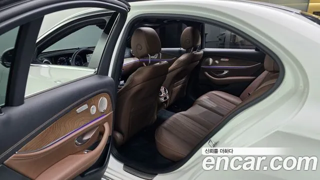 Mercedes-Benz E-Class 2022 — фото 16