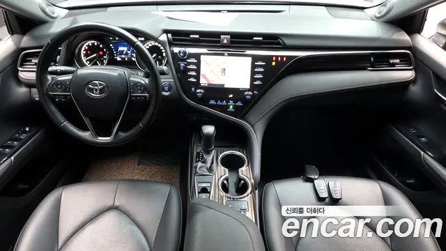 Toyota Camry 2019 — фото 10