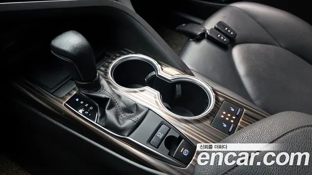 Toyota Camry 2019 — фото 12