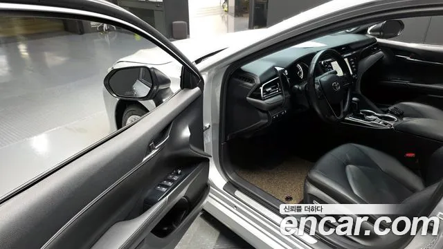 Toyota Camry 2019 — фото 13