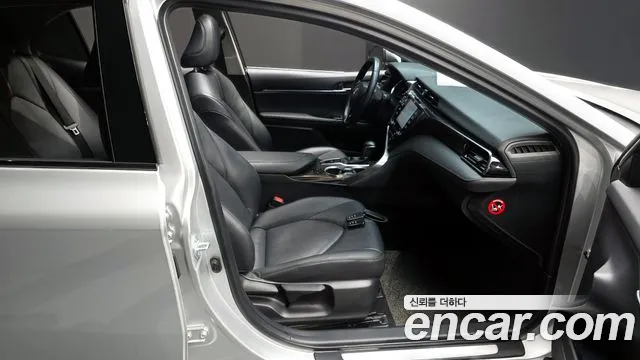 Toyota Camry 2019 — фото 17