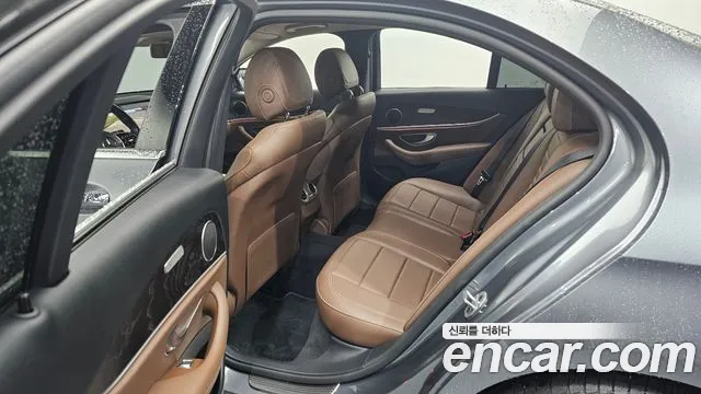 Mercedes-Benz E-Class 2019 — фото 12