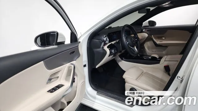 Mercedes-Benz A-Class 2022 — фото 13