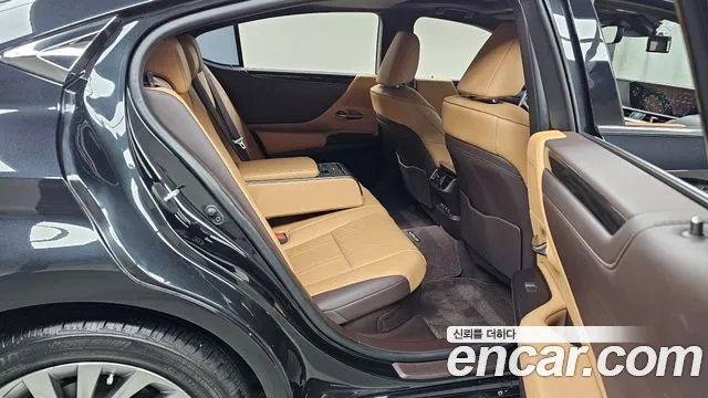 Lexus ES 2021 — фото 17