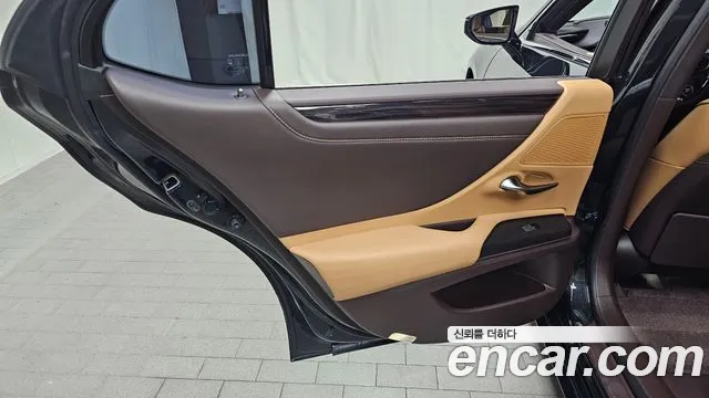 Lexus ES 2021 — фото 15