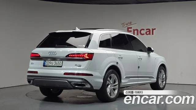 Audi Q7 2021 — фото 1
