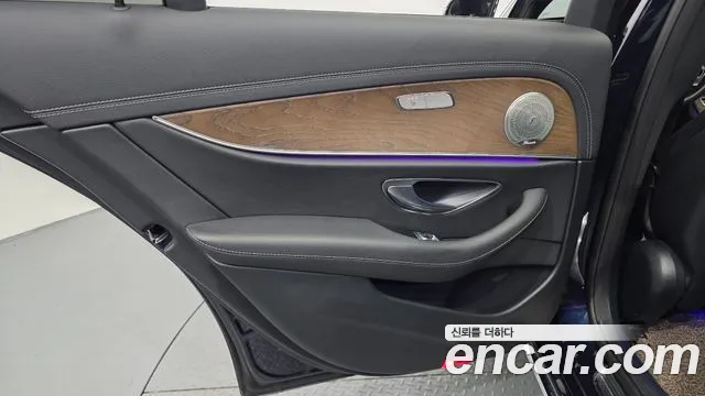 Mercedes-Benz E-Class 2021 — фото 15