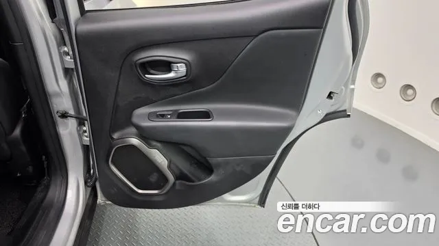Jeep Renegade 2019 — фото 15