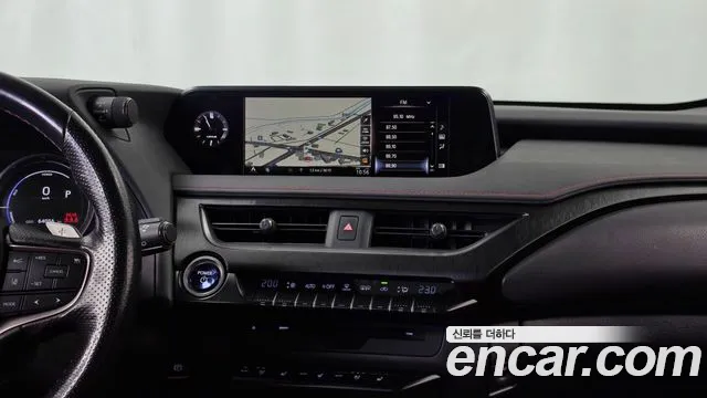 Lexus UX 2020 — фото 20