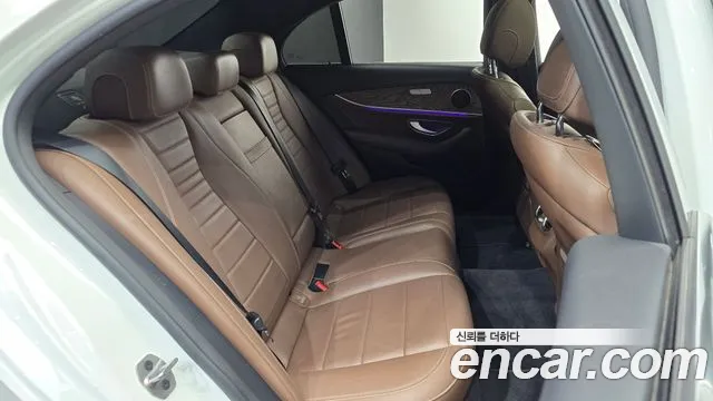 Mercedes-Benz E-Class 2023 — фото 17