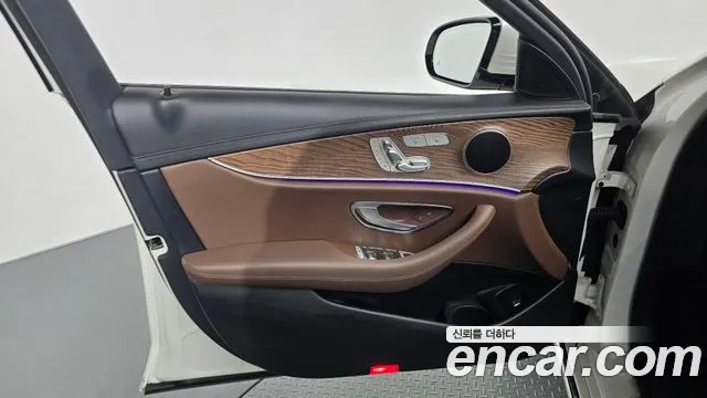 Mercedes-Benz E-Class 2023 — фото 14