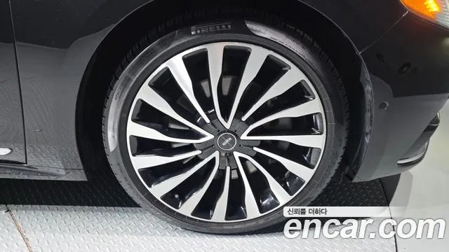 Lincoln Continental 2017 — фото 20