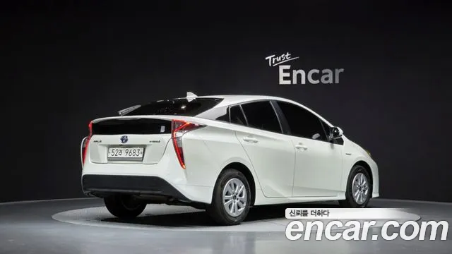 Toyota Prius 2017 — фото 2