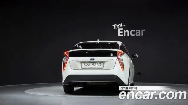 Toyota Prius 2017 — фото 4
