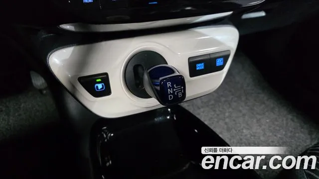 Toyota Prius 2017 — фото 12