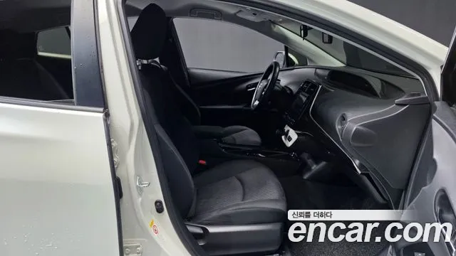Toyota Prius 2017 — фото 17