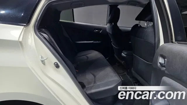 Toyota Prius 2017 — фото 18