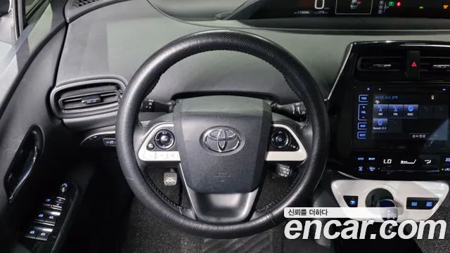 Toyota Prius 2017 — фото 19