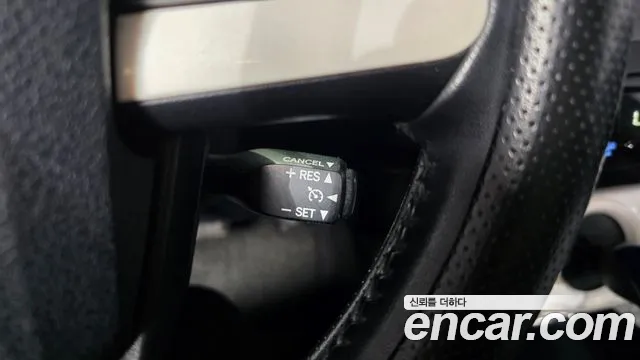 Toyota Prius 2017 — фото 23