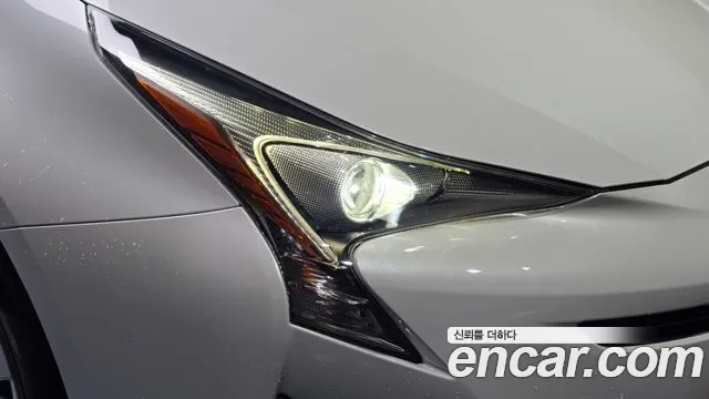 Toyota Prius 2017 — фото 8
