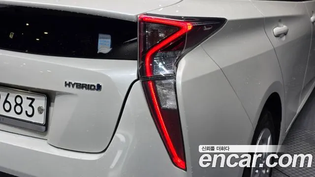 Toyota Prius 2017 — фото 9