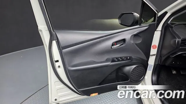 Toyota Prius 2017 — фото 14