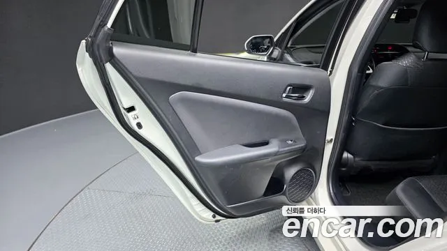 Toyota Prius 2017 — фото 15