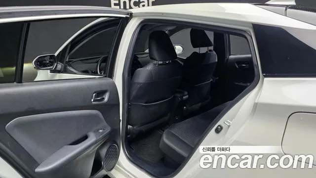 Toyota Prius 2017 — фото 16