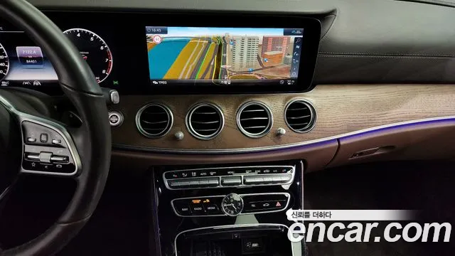 Mercedes-Benz E-Class 2020 — фото 15