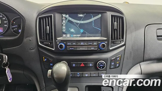 Hyundai Starex 2017 — фото 16