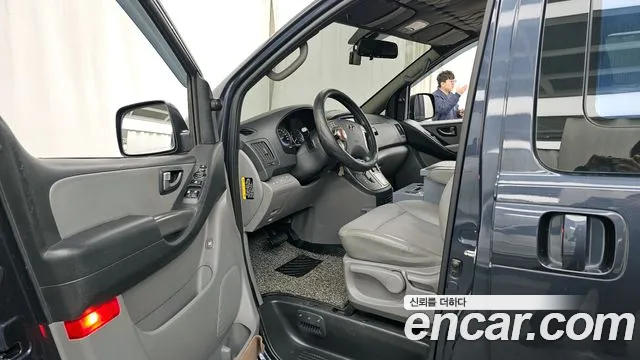 Hyundai Starex 2019 — фото 10