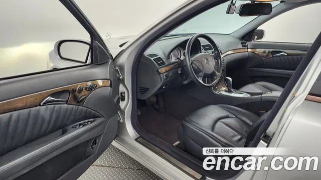 Mercedes-Benz E-Class 2005 — фото 10