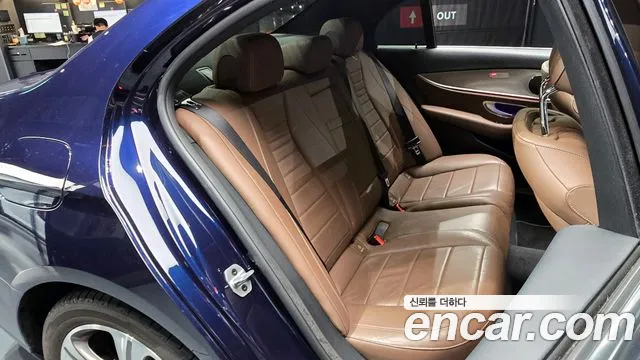 Mercedes-Benz E-Class 2019 — фото 12