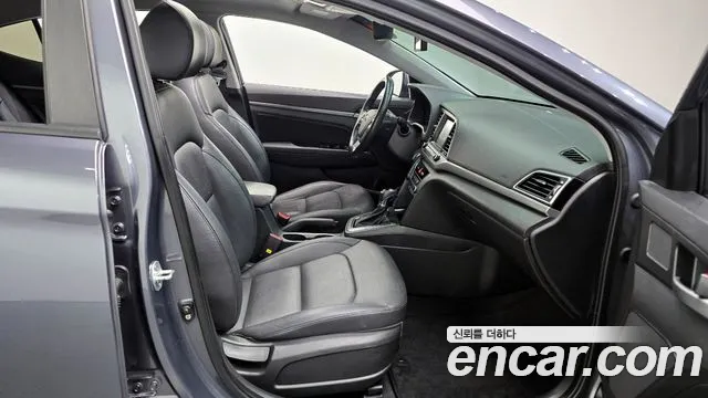 Hyundai AVANTE 2017 — фото 10
