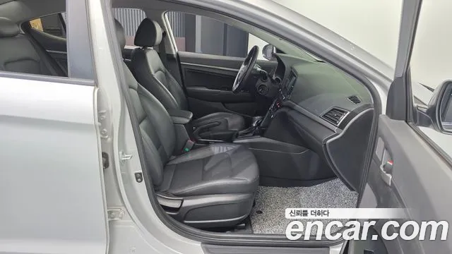 Hyundai AVANTE 2016 — фото 11
