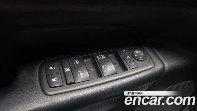 Jeep Cherokee 2011 — фото 17